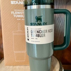 NIB Stanley 30 oz. 2.0 Hammertone green Flowstate Quencher tumbler